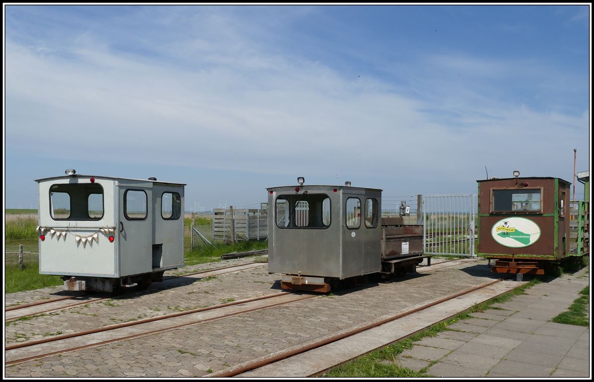 Halligbahn Lüttmoorsiel - Nordstrandischmoor. 600mm Spurweite und 3,6km lang. Fahrzeugpark in Lüttmoorsiel. (19.05.2019)