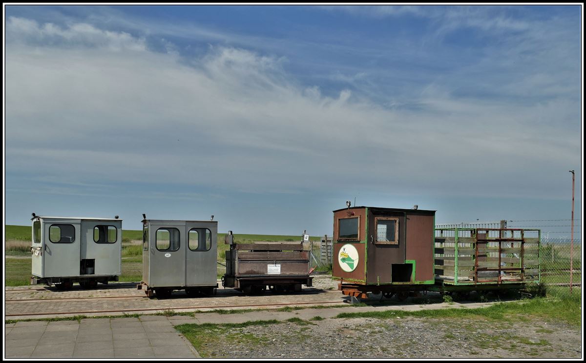 Halligbahn Lüttmoorsiel - Nordstrandischmoor. 600mm Spurweite und 3,6km lang. Fahrzeugpark in Lüttmoorsiel. (19.05.2019)