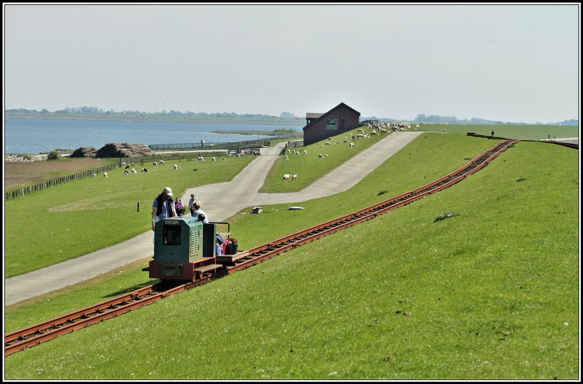 Halligbahn Lüttmoorsiel - Nordstrandischmoor. 600mm Spurweite und 3,6km lang. Die Endstation Lüttmoorsiel befindet sich hinter dem Hochwasserdamm und wird über eine Spitzkehre auf der Dammkrone erreicht. (19.05.2019)