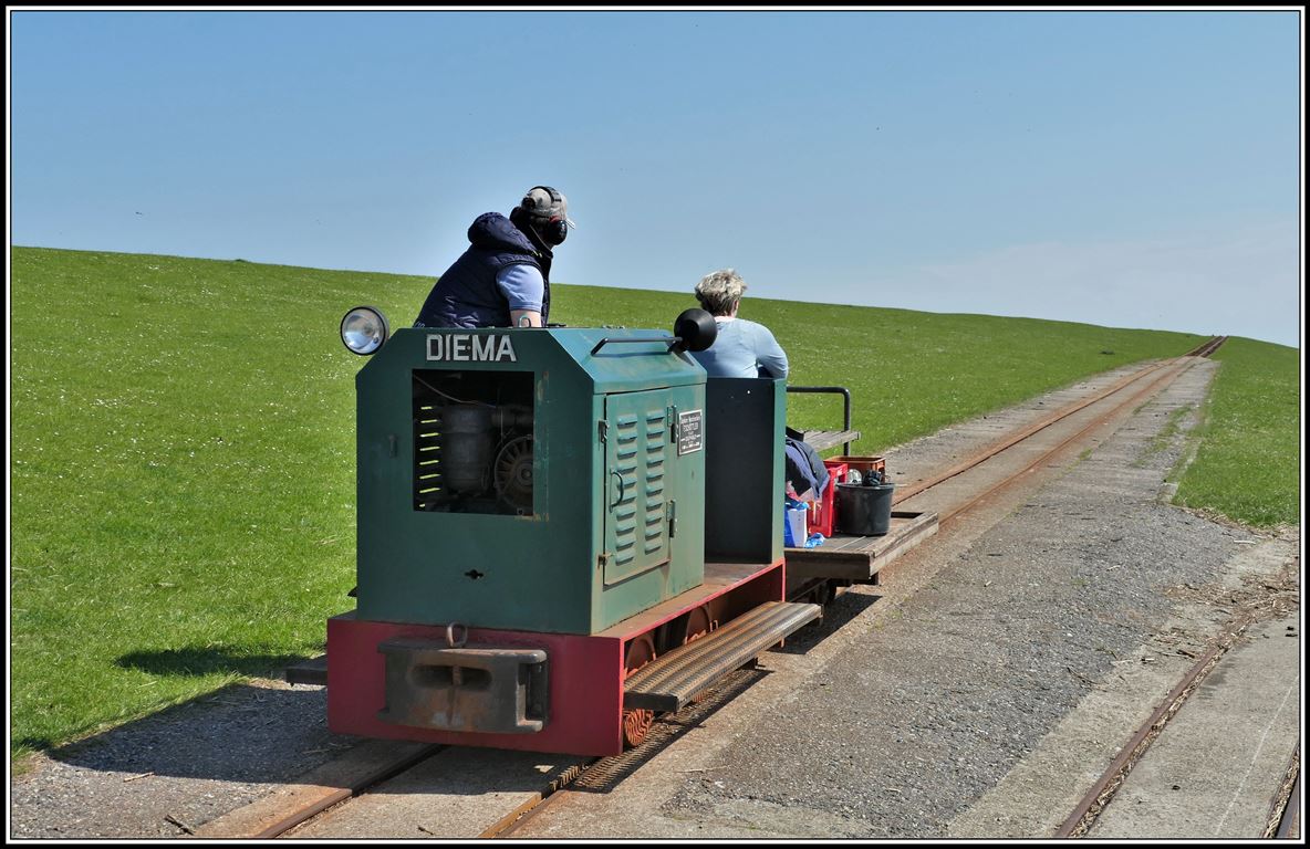 Halligbahn Lüttmoorsiel - Nordstrandischmoor. 600mm Spurweite und 3,6km lang. Die Endstation Lüttmoorsiel befindet sich hinter dem Hochwasserdamm und wird über eine Spitzkehre auf der Dammkrone erreicht. (19.05.2019)