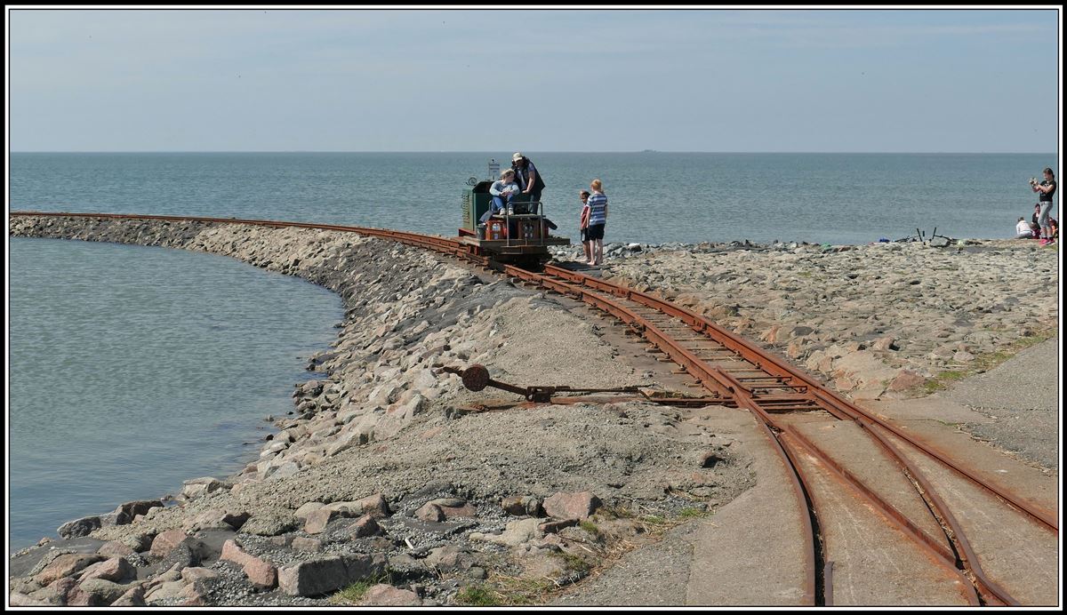 Halligbahn Lüttmoorsiel - Nordstrandischmoor. 600mm Spurweite und 3,6km lang. Die Lorenbahn zur Hallig Nordstrandischmoor ist nach wie vor ein unersetzliches Transportmittel für Mensch und Waren aller Art. Das Festland ist erreicht und an Fuss des Hochwasserdamms befindet sich auch eine der zwei Ausweichstellen.(19.05.2019)