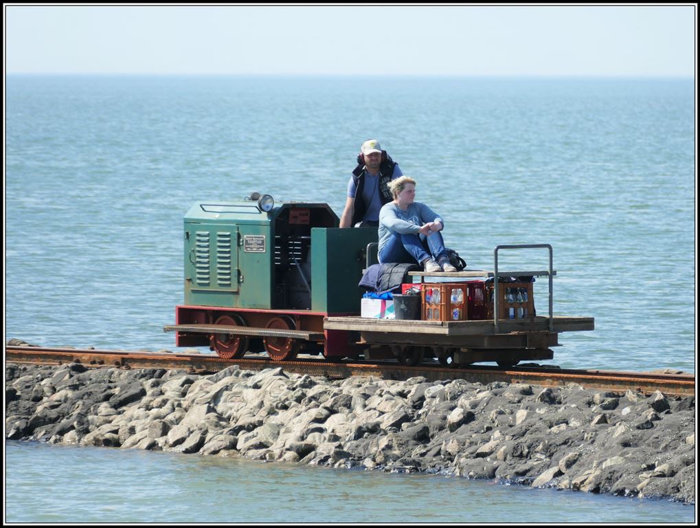 Halligbahn Lüttmoorsiel - Nordstrandischmoor. 600mm Spurweite und 3,6km lang. Die Lorenbahn zur Hallig Nordstrandischmoor ist nach wie vor ein unersetzliches Transportmittel für Mensch und Waren aller Art. (19.05.2019)