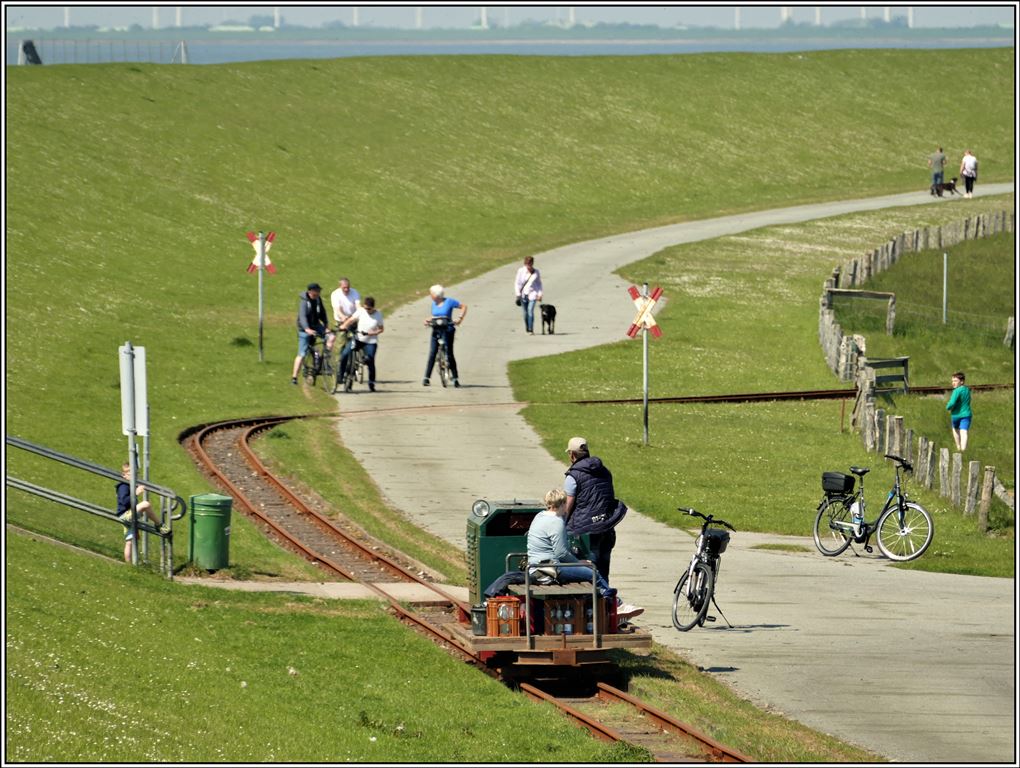 Halligbahn Lüttmoorsiel - Nordstrandischmoor. 600mm Spurweite und 3,6km lang. Die Lorenbahn zur Hallig Nordstrandischmoor erreicht in Kürze die Endstation Lüttmoorsiel hinter dem Hochwasserdeich. (19.05.2019)