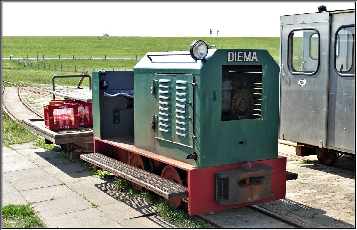 Halligbahn Lüttmoorsiel - Nordstrandischmoor. Die Diepholzer Maschinenfabrik baut diese Fahrzeuge für die Lorenbahn. (19.05.2019)