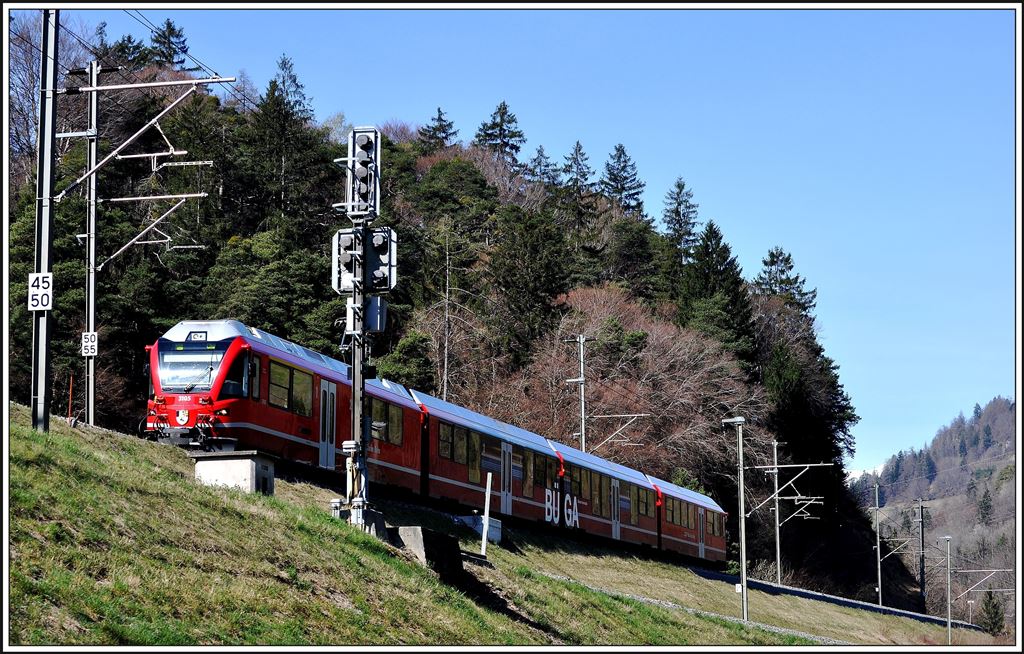 Hallo Bahnbilderfreunde, die Skisaison ist zu Ende und es bleibt wieder Zeit, um dem Hobby zu fröhnen. Zum Anfang habe ich heute mal eine kurze Wanderung von Reichenau-Tamins nach Trin gemacht. Jenseits des Hinterrheins, wo sich die Oberländer- und die Albulalinie vereinen, begegnete mir die S2 1556 mit dem Allegra 3105 von Thusis nach Chur. (02.04.2014)