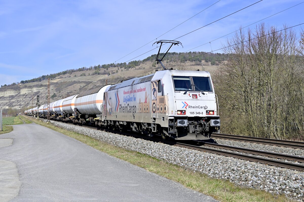 Hallo liebe Dauerstudenten, unentschlossene Schulabschließer, Berufsüberdrüssige hier mal einen kleinen Tipp was man werden könnte wenn man mal groß ist. RHC 185 349-8 hat die Lösung für alle Suchenden, hier ist sie gerade mit einem Kesselwagenzug bei Thüngersheim gen Würzburg fahrend zusehen. 1.3.2022