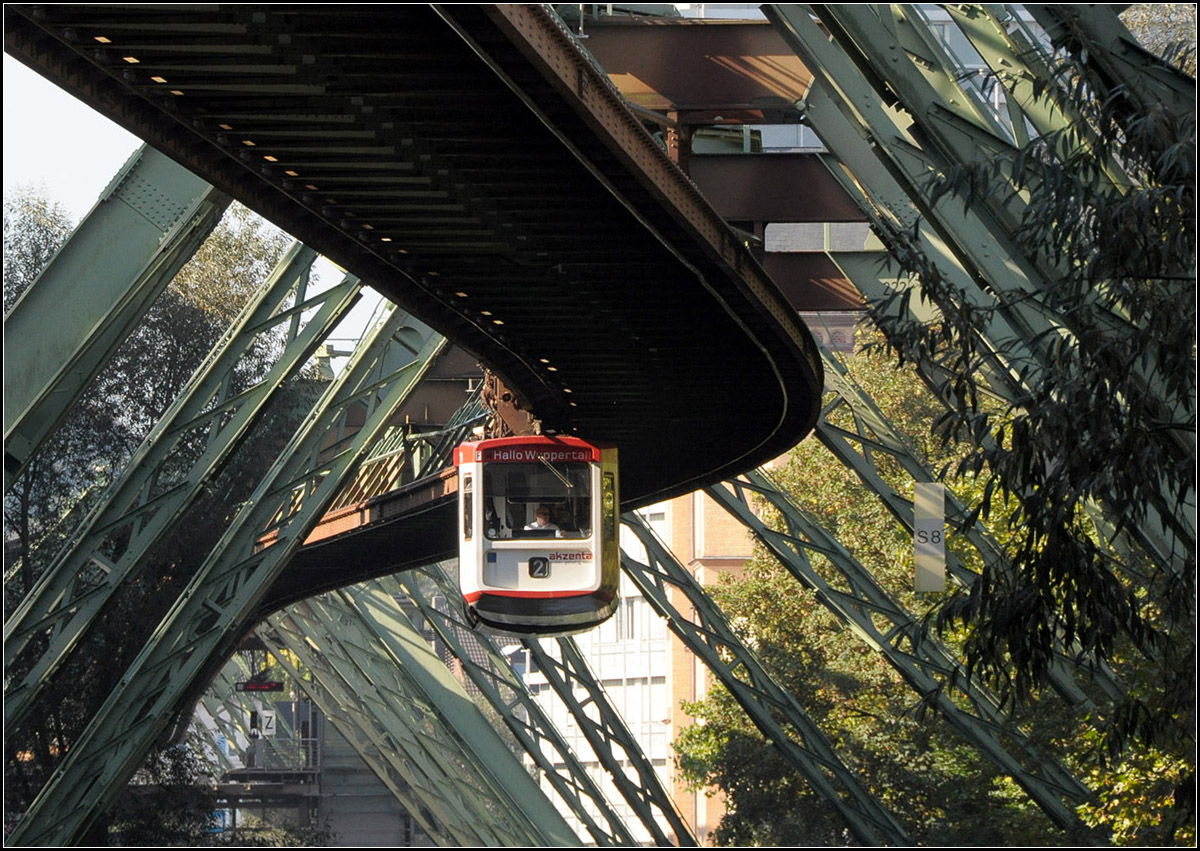 Hallo Wuppertal -

Ein Fahrzeug der Schwebebahn unterwegs zwischen den Stationen Robert-Daum-Platz und Ohligsmühle.

04.10.2014 (J)