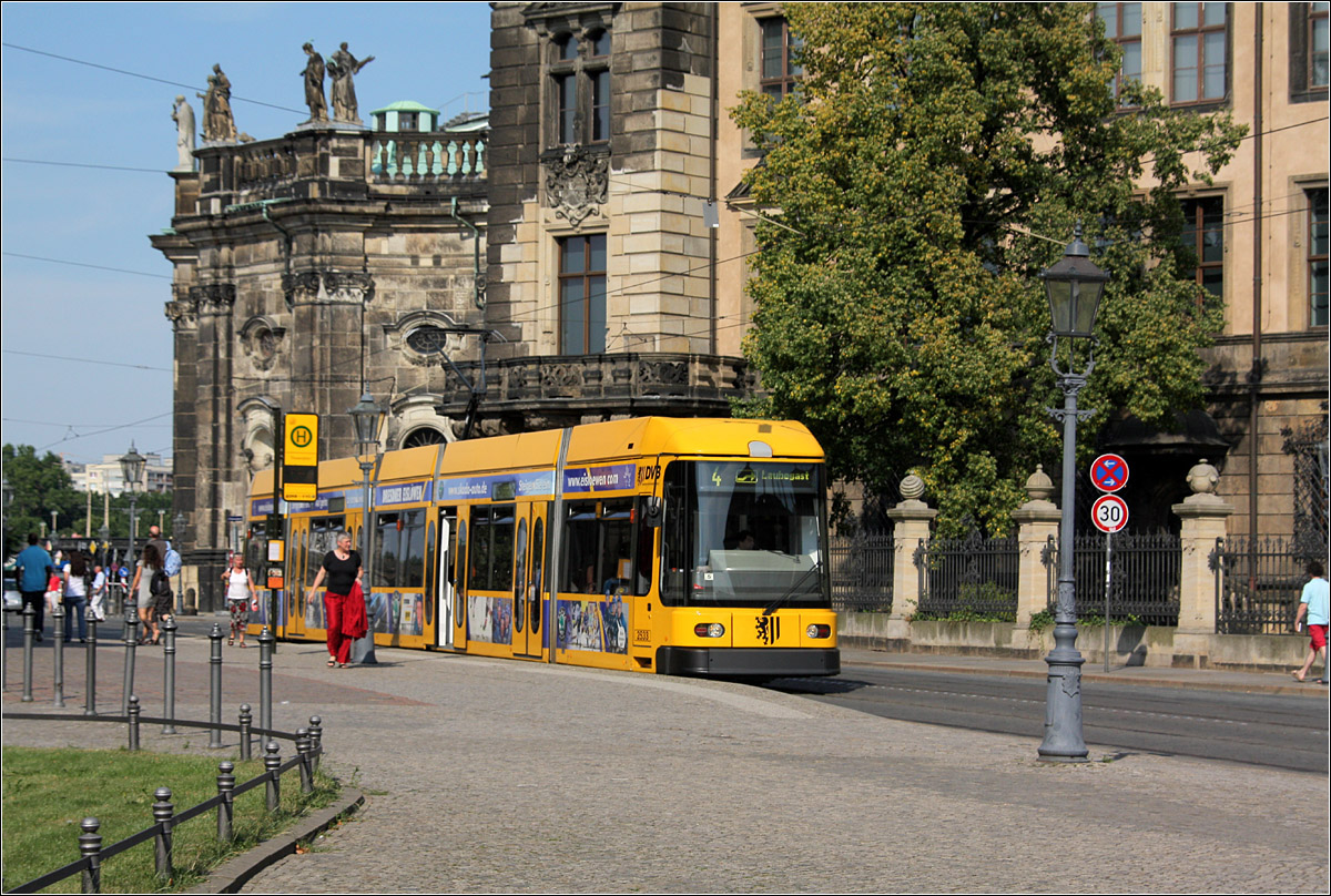 Halt am Theaterplatz - 

... in Dresden. Etliche bedeutende historische Gebäude sind von hier aus direkt erreichbar. Links hinten ist ein Teil der Kath. Hofkirche zu sehen, hinter dem Bau das Residenzschloss.

02.08.2009 (M)