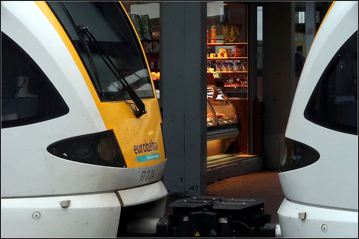 Halt an der Proviant-Tankstelle -

Gekuppelte Flirt-Triebwagen der Eurobahn im Dortmunder Hauptbahnhof.

15.10.2019 (M)