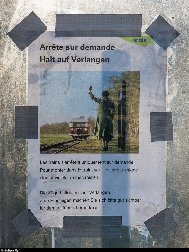 Halt auf Verlangen ohne Signale gibt es in der Schweiz nur selten. Auf dem Normalspurnetz sowieso. Crémines-Zoo könnte sogar die einzige derartige Haltestelle sein, nachdem Gübsensee im Dezember 2018 aufgehoben wurde. In Crémines-Zoo hat die BLS den hier zu sehenden Hinweis angebracht. Aufgenommen am 16. Januar 2020.