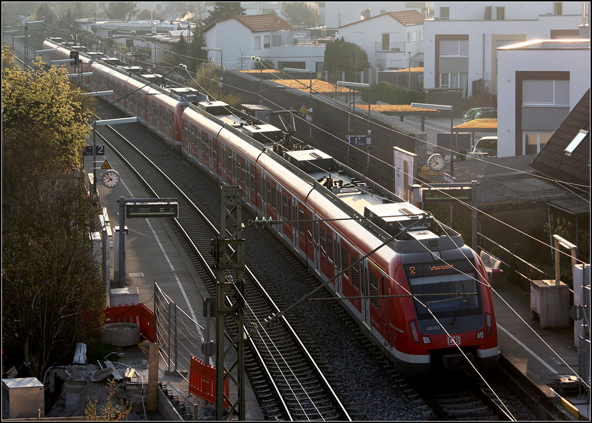 Halt in chaotischem Umfeld - 

Nur die Abschrägung oberhalb der Türen im Streiflicht und die Reihung der Klimaanlagen gibt dem Bild Halt und Struktur in dem Umfeld aus Baustelle, Oberleitungsanlagen, ungeordneter Bebauung.

Blick auf die S-Bahnstation 'Stetten - Beinstein' in Weinstadt-Endersbach. Die Station hat ihren Namen von zwei doch recht weit entfernten Ortschaften. Inzwischen ist Endersbach an den Haltepunkt herangewachsen. Endersbach-West wäre hier passender und würde weniger für Irritationen sorgen.

03.04.2020 (M)