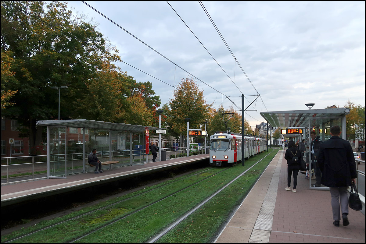 Halt in Düsseldorf-Oberbilk -

... an der Haltestelle Provinzialplatz. Dieser Streckenabschnitt wird ausschließlich von Hochflurbahnen befahren, daher waren hier an drei Haltestellen der Bau von entsprechend erhöhten Bahnsteigen möglich. Dieser Ausbau geschah im Zusammenhang mit dem Tunnelbau vom Hauptbahnhof zur Kaiserslauterner Straße.

15.10.2019 