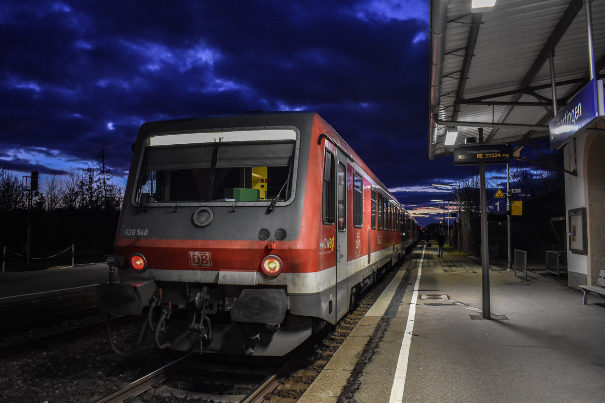 Halt in Herbertingen legt der RE nach Donaueschingen am 14.02.20 in Herbertingen ein, gebildet aus 628 698 und 548