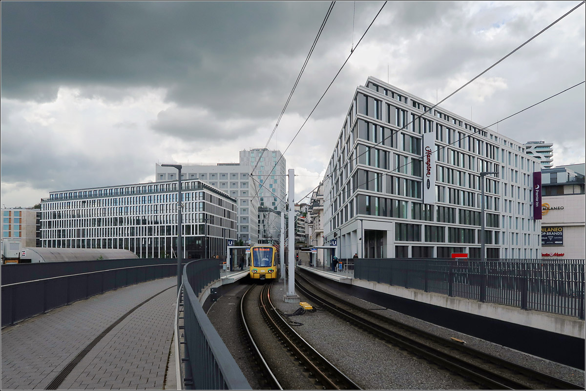 Halt im Neubaugebiet -

Das einstige Güterbahnhofgelände beim Stuttgarter Hauptbahnhof wird nach und nach recht dicht bebaut. Für eine gute Anbindung dient eine neue Stadtbahntrasse mit der auf einer Brücke liegenden Haltestelle 'Budapester Platz.'

20.05.2021 (M)