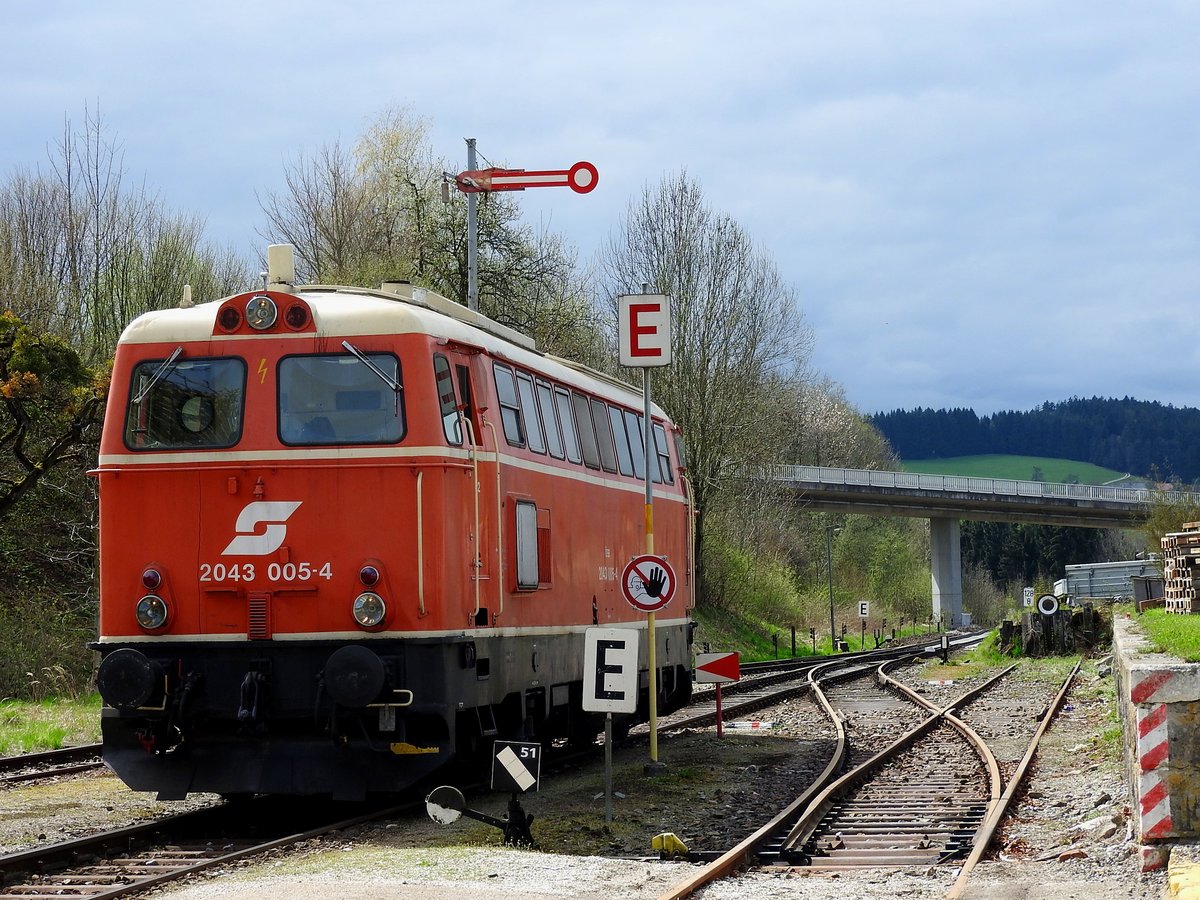 HALT nicht weiter! So auch 2043 005-4 Jumbo  am Bhf. Hausruck; 170406