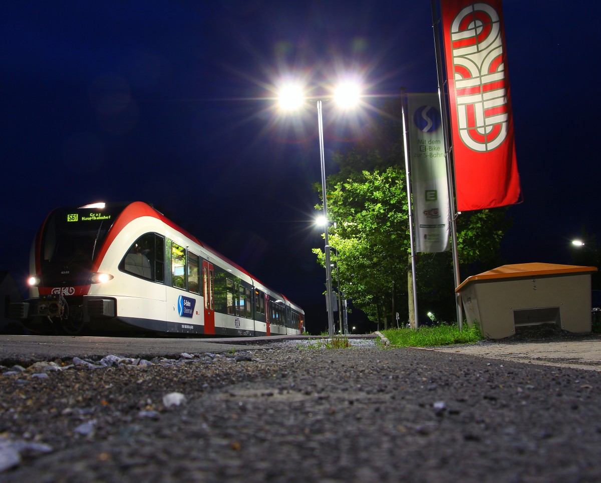 Halte und Ladestelle Pölfing Brunn am späten Abend des 14.August 2014.
R8564 wartet Pünktlich auf seine Fahrgäste. 