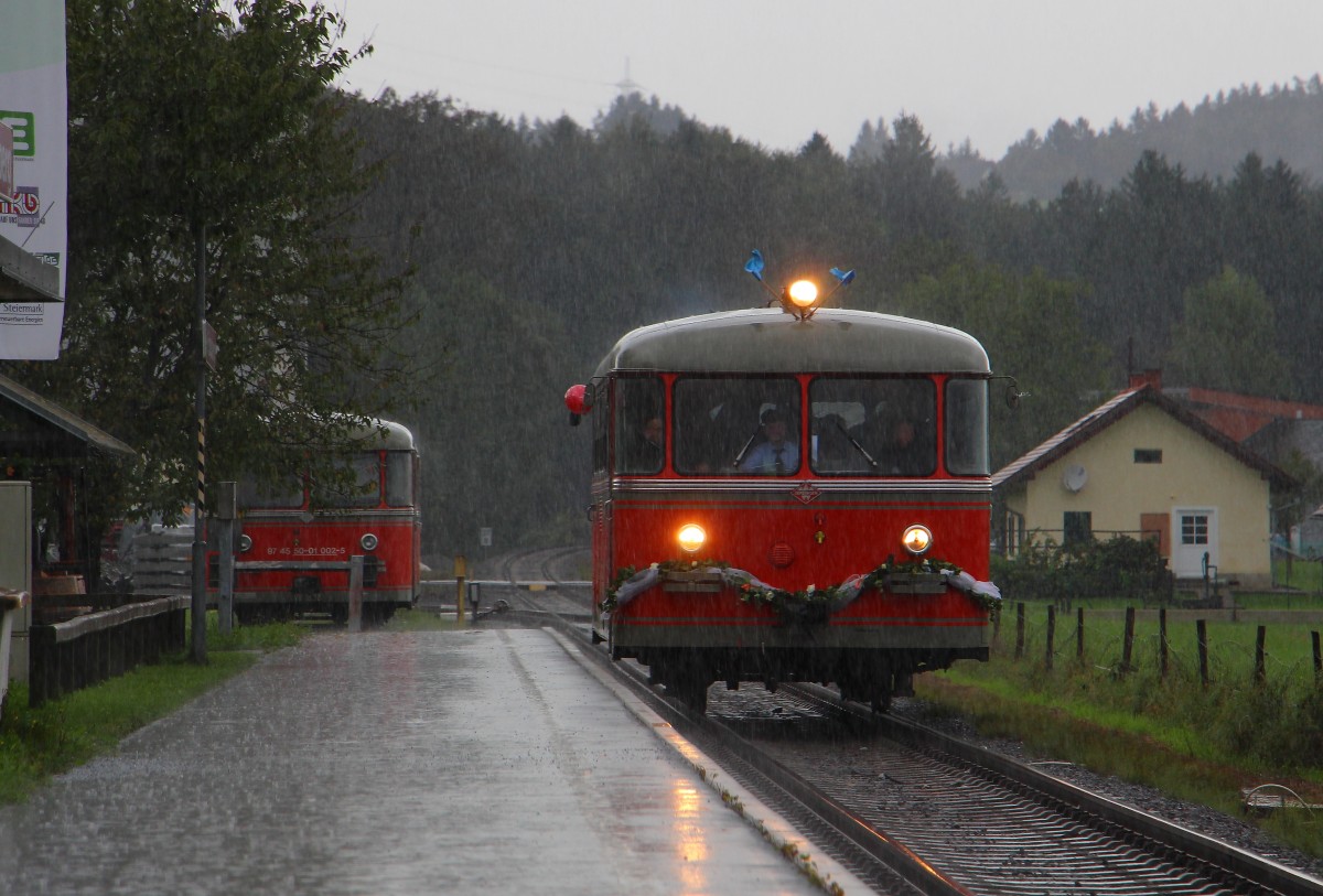Halte und Ladestelle Schwanberg am 13.September 2014. Strömender Regen begleitet den einfahrenden VT10.02 der seine Hochzeitsgesellschaft pünktlich ans Ziel gebracht hat. 