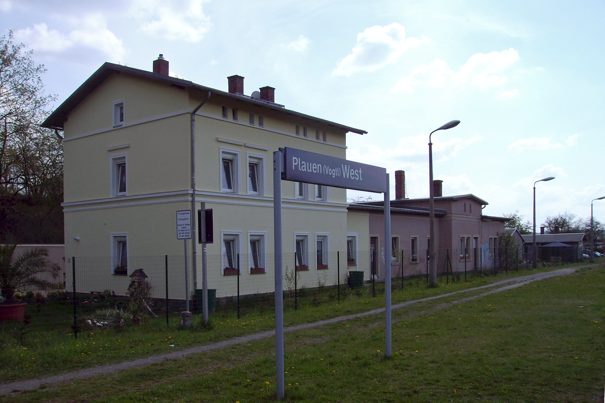 Haltepunkt Plauen (Vogtl.) West: ehemaliges Bahnmeisterhaus, Am Westbahnhof 2; 26.04.2008, nachmittags. Bahnstrecke Plauen oberer Bahnhof - Weischlitz - Bad Brambach - Cheb (Eger) (KBS 544).