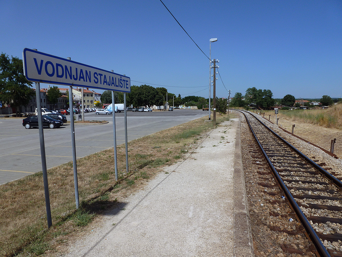 Haltepunkt Vodnjan auf der Strecke Kanfanar-Pula, etwa 12 km n�rdlich von Pula. Leider kaum Zugverkehr (3.8.2013)
