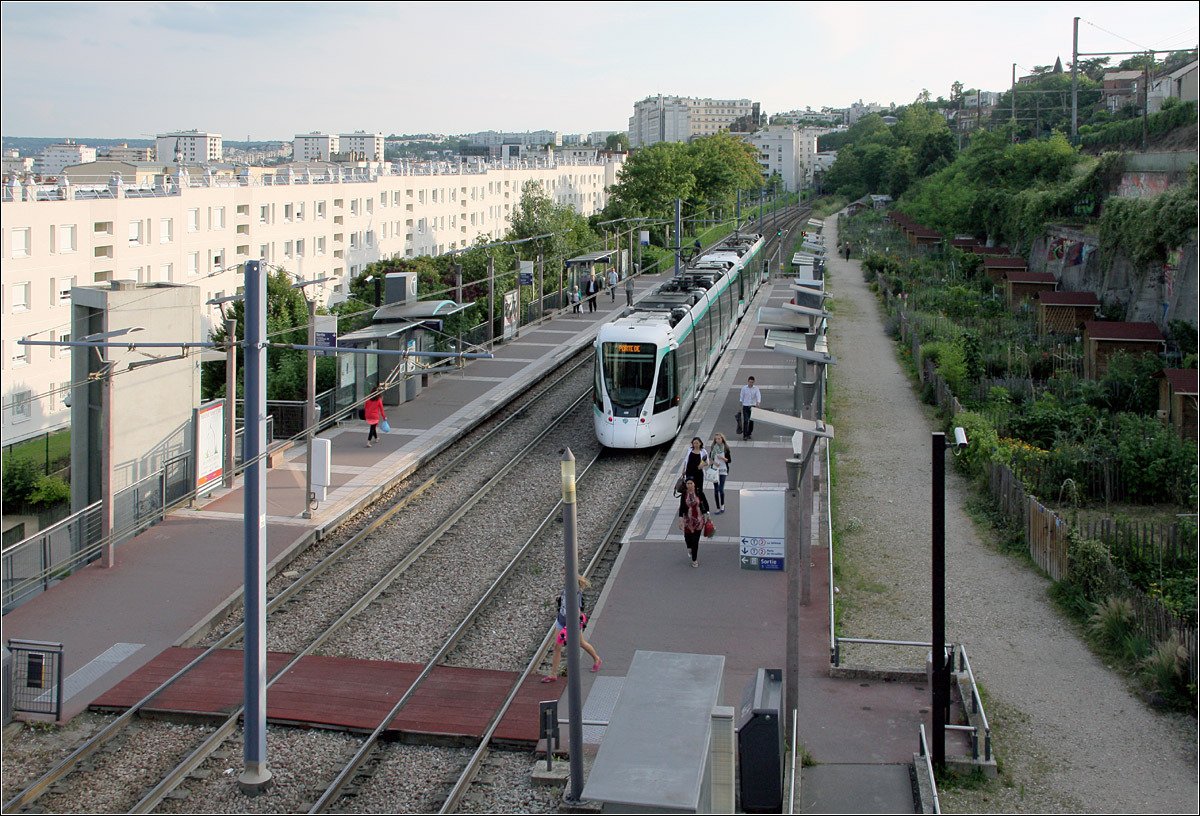 Haltestelle Belvédere - 

... im Abschnitt der früheren Eisenbahntrasse der Straßenbahnlinie T2 in Suresnes einer Stadt westlich von Paris in der Île-de-France. 

21.07.2012 (M)