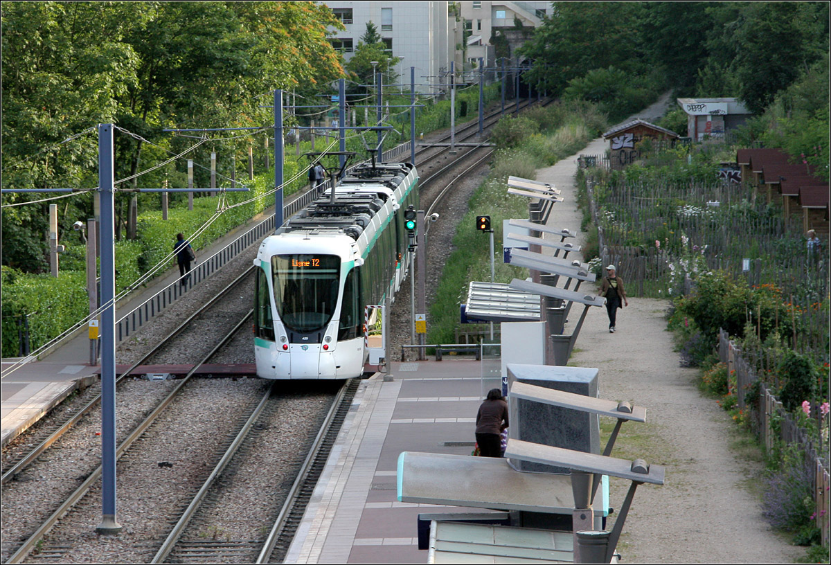 Haltestelle Belvédere - 

... der Straßenbahnlinie T2 in Suresnes. Eine Citadis 302-Doppeltraktion verlässt die Haltestelle in südlicher Richtung.

21.07.2012 (M)