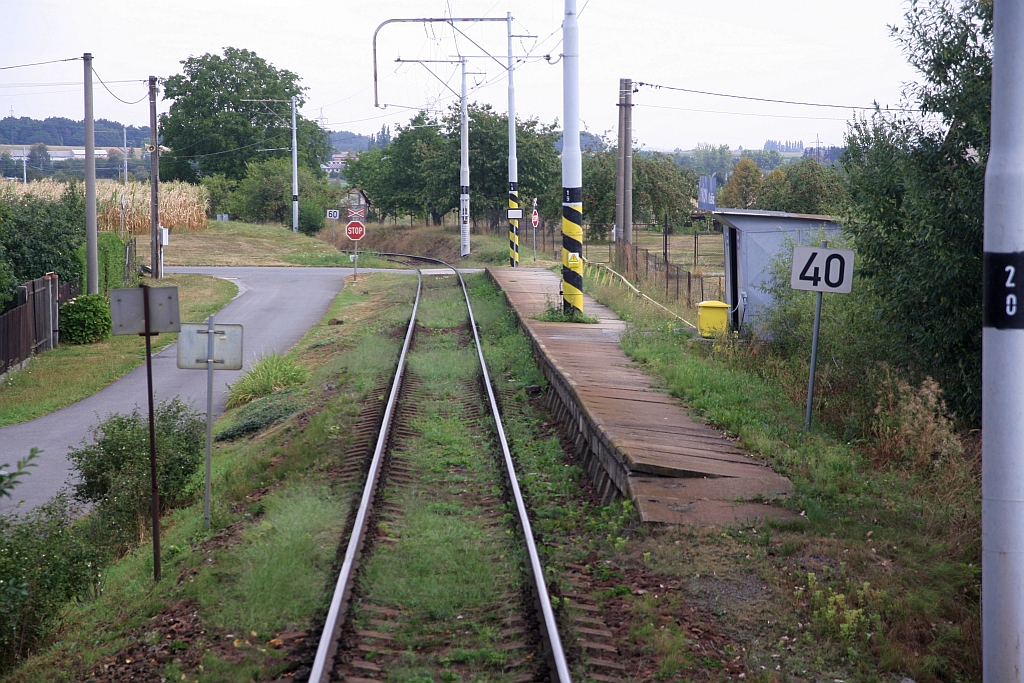 Haltestelle Cenkov u Malsic, aufgenommen am 25.August 2018 durch das Stirntürfenster des letzten Wagen des Os 28406.