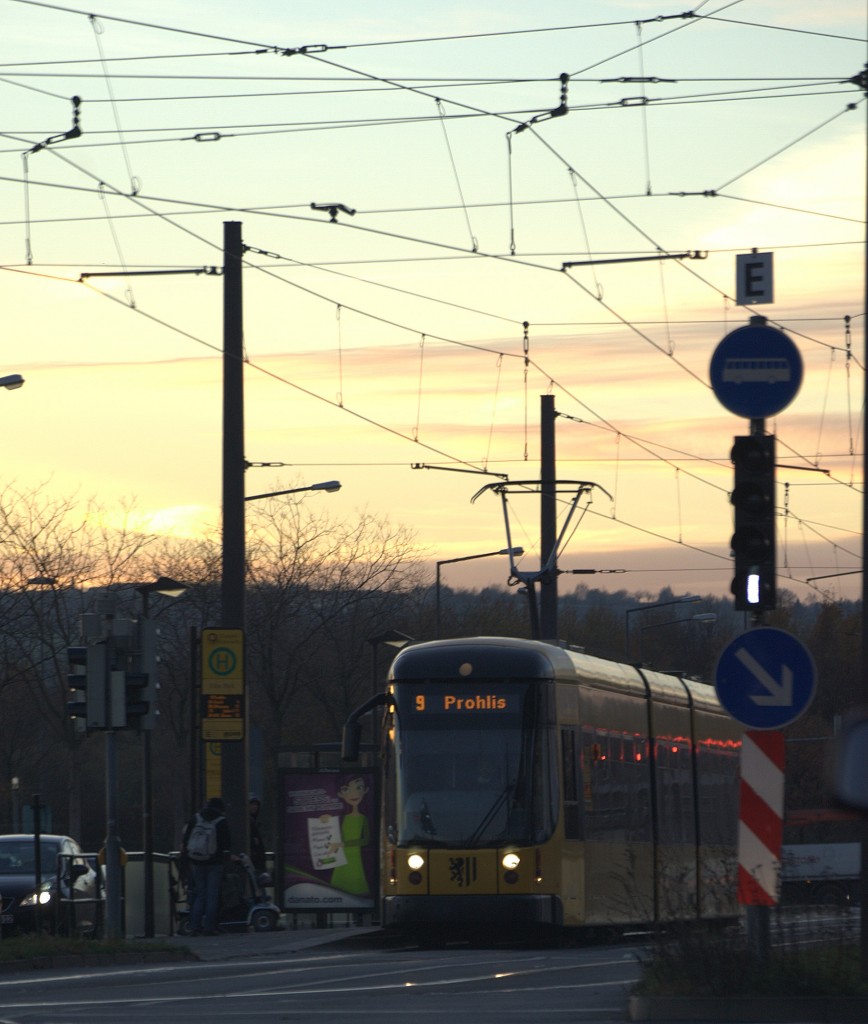 Haltestelle Elbepark im Novemberlicht , Schnappschu� aus dem Auto an der roten Ampel.27.11.2013 15.59 Uhr 