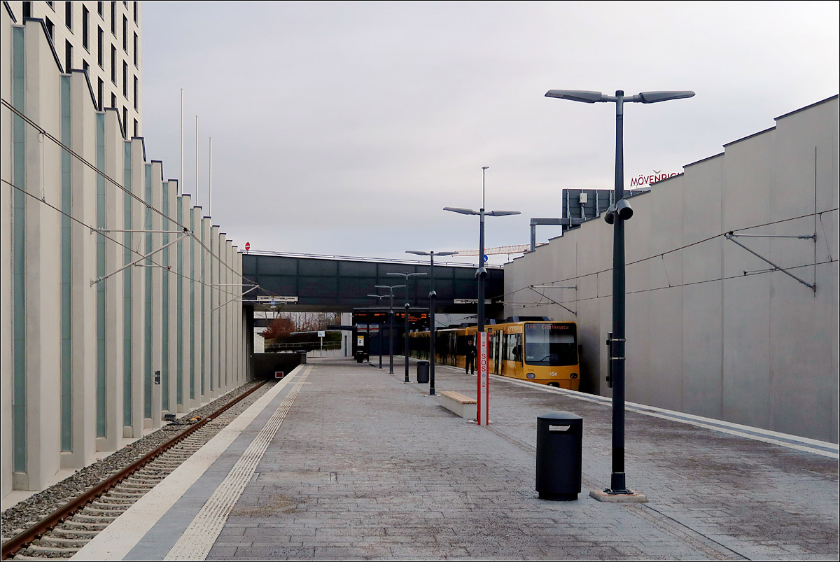 Haltestelle Flughafen/Messe - 

... der Stuttgarter Stadtbahnlinie U6. Der Halt der Züge ist versetzt, so reicht das rechte Gleis um einiges weiter nach vorne. So würde noch eine Einfach-Traktion zusätzlich zu dem im Hintergrund sichtbaren Doppeltraktion in der Haltestelle Platz haben.

29.01.2022 (M)