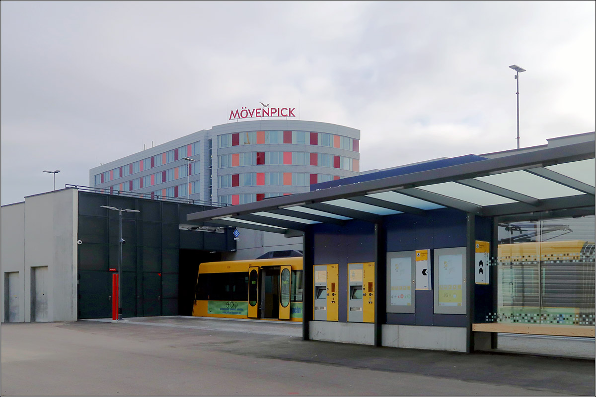 Haltestelle Flughafen/Messe - 

... der Stuttgarter Stadtbahnlinie U6. Das südliche Gleis reicht weiter nach vorne und endet an diesem Technikgebäude. Obwohl es fast so aussieht, kann die Stadtbahn da nicht in eine Halle einfahren, das Gleis endet in der Vertiefung an einem Prellbock.

29.01.2022 (M)