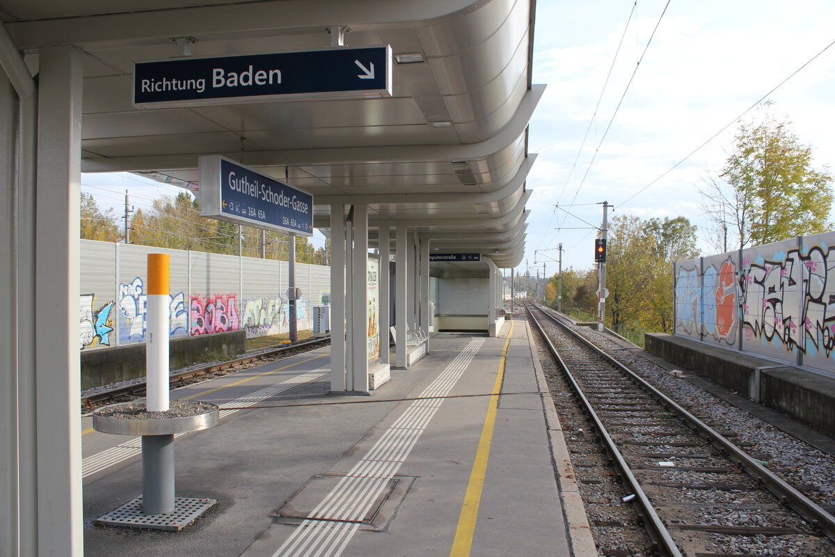 Haltestelle Gutheil-Schoder Gasse der Wiener Lokalbahn mit Blickrichtung stadtauswärts. Links im Hintergrund sieht man, dass eine andere Bahn hier auch noch verkehrt, nämlich die Donauländebahn. Oktober 2018