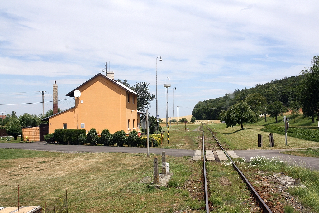 Haltestelle Jarohnevice am 06.Juli 2019. Das ehemalige Aufnahmsgebäude wird nunmehr privat genutzt.