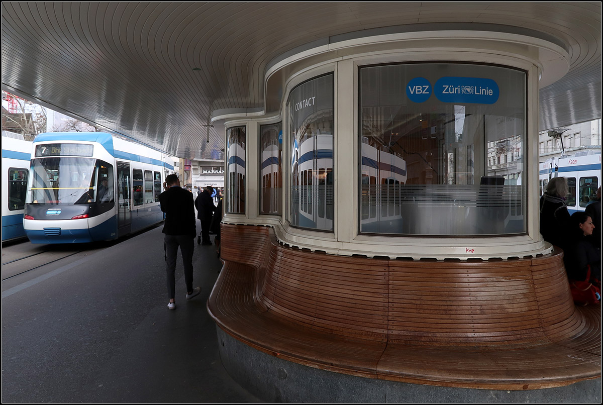 Haltestelle mit Schwung I -

Elegant gestaltetes Haltestellen-Häuschen mit weit überstehendem Dach an der zentralen Umsteige-Haltestelle Paradeplatz in Zürich.

13.12.2019 (M)