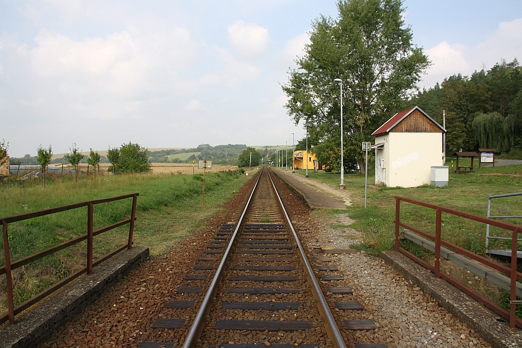 Haltestelle Popovice u Uherskeho Hradiste am 08.September 2018. Aufgenommen von der Eisenbahnkreuzung vor der im Bild sichtbaren Brücke (ist auch in der Geopositionansicht erkennbar).