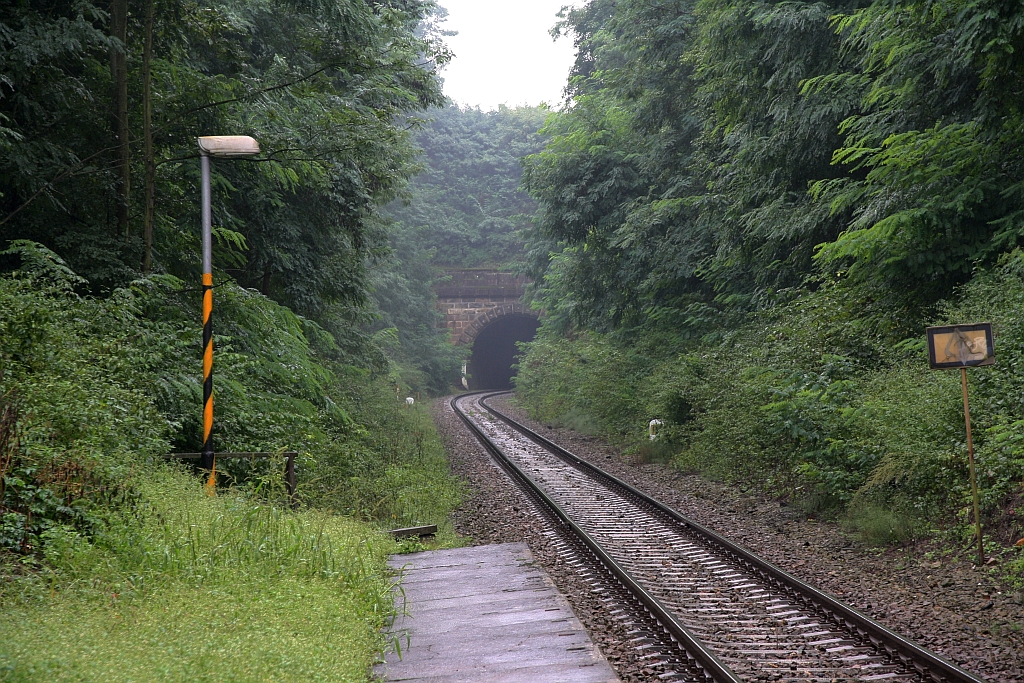 Haltestelle Radostice am 07.September 2019, im Hintergrund das Nordportal des 322 m langen Velky Prsticky Tunnel.
