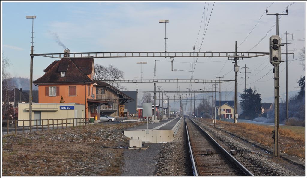 Haltestelle Rüthi SG. Nachdem mehrere Jahre hier nur noch der Bus hielt, wurde der Bahnhof anlässlich der neuen S-Bahn St.Gallen beim Fahrplanwechsel wieder in Betrieb genommen. Stündlich hält hier die S4 in beide Richtungen. Von 1972-1977 habe ich hier gearbeitet und die Station wies damals vier Geleise auf, unter anderem mit dem längsten Kreuzungsgleis zwischen Altstätten und Buchs SG und es gab hier unzählige Zugskreuzungen und auch einen regen Güterverkehr. (18.12.2013)