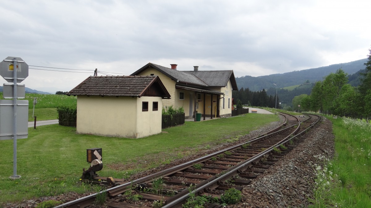 Haltestelle Taxwirt (2015-05-18) am Obdacher Sattel an der Grenze zwischen Kärnten und Steiermark. Derzeit kein Personenverkehr.
