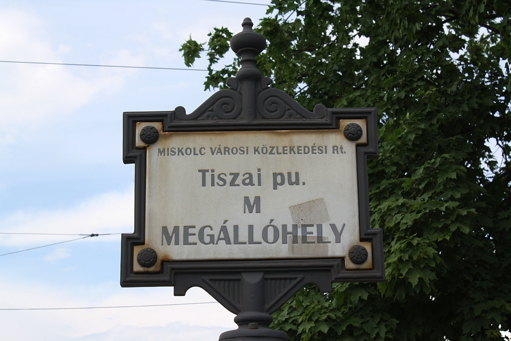 Haltestellenschild der Endstelle Tiszai pu. am 29.April 2014