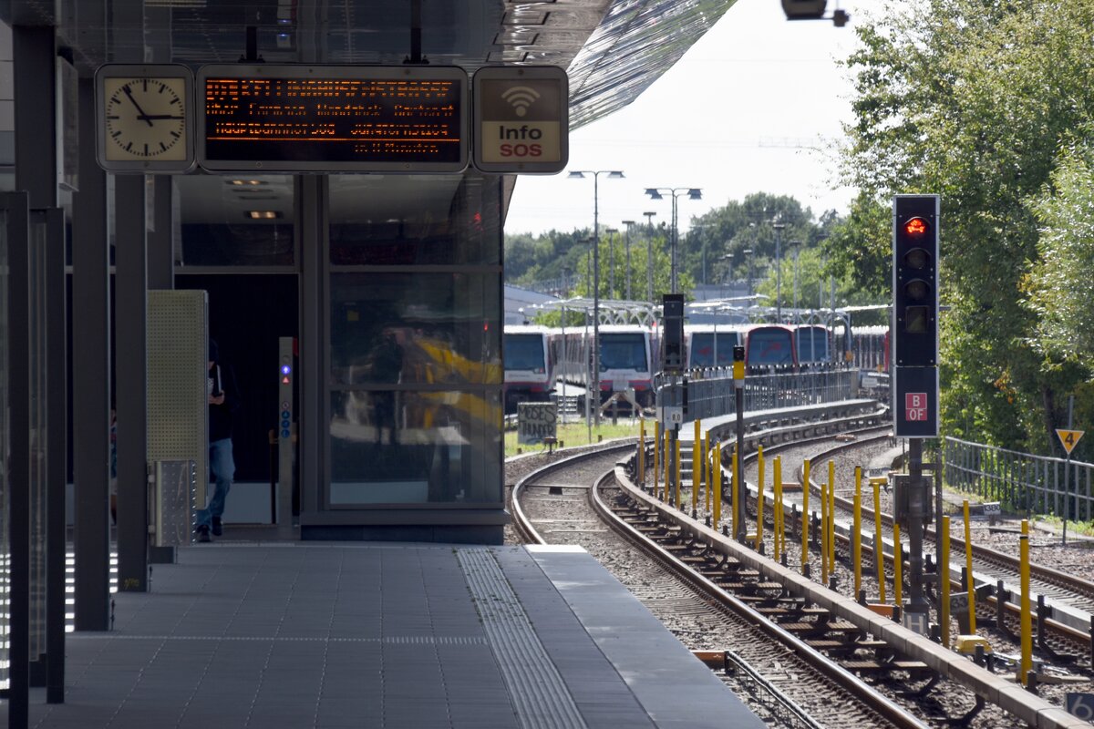 HAMBURG, 01.08.2022, Blick vom Bahnsteig des U-Bahnhofs Oldenfelde (Linie U 1) in Richtung Süden; im Hintergrund ein Teil der U-Bahn-Werkstatt Farmsen