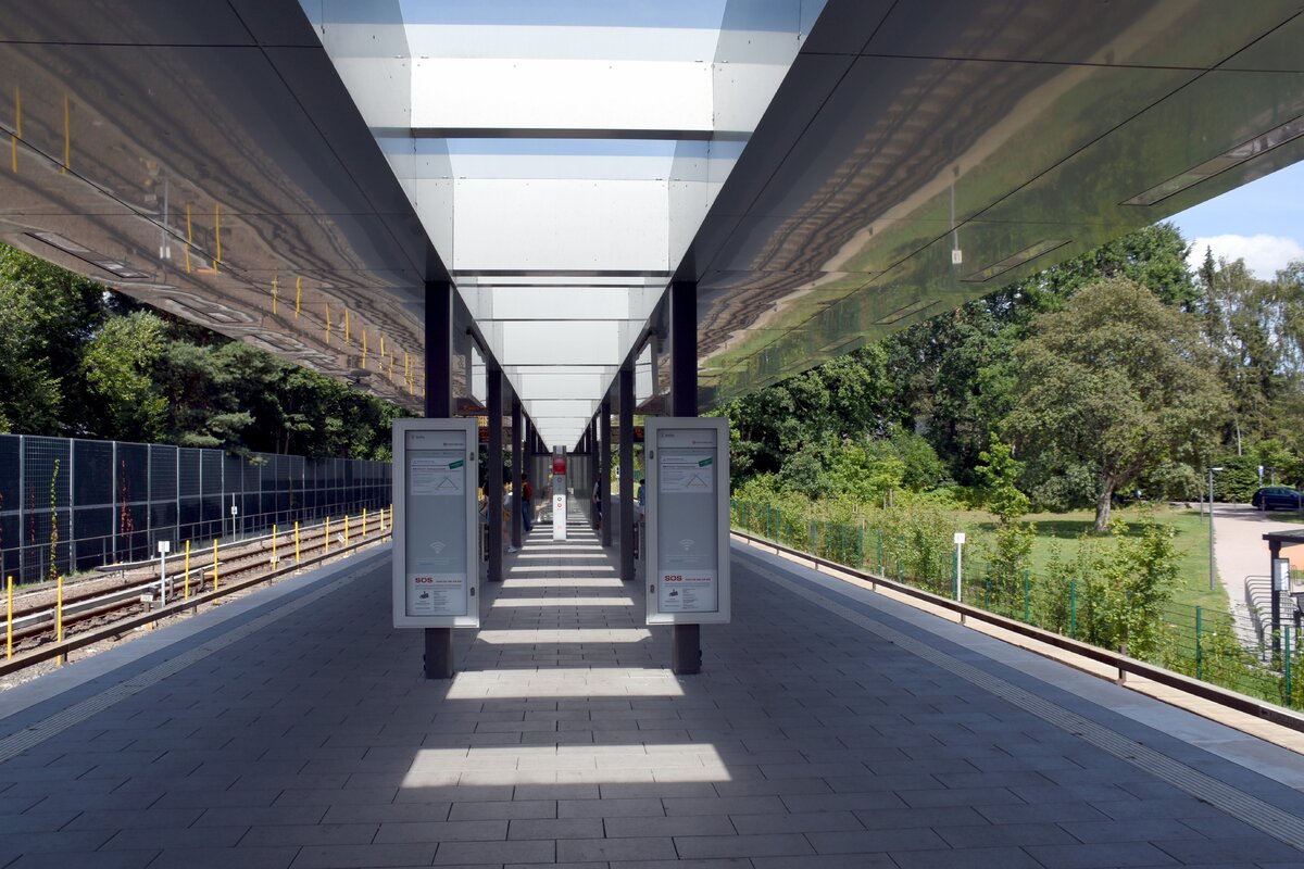 HAMBURG, 01.08.2022, Blick vom Ein- und Ausgang des U-Bahnhofs Oldenfelde (Linie U 1) in Richtung Norden und über den Bahnsteig