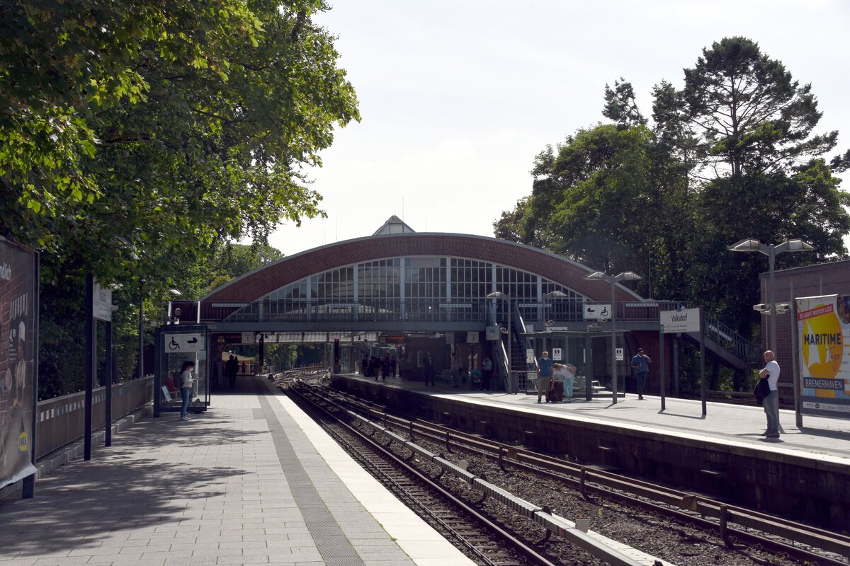 HAMBURG, 01.08.2022, Blick vom Seitenbahnsteig des U-Bahnhofs Volksdorf (Linie U 1) auf den Inselbahnsteig; diese Konstruktion wurde wegen der Flügelung der Strecke nach Ohlstedt bzw. Großhansdorf gewählt