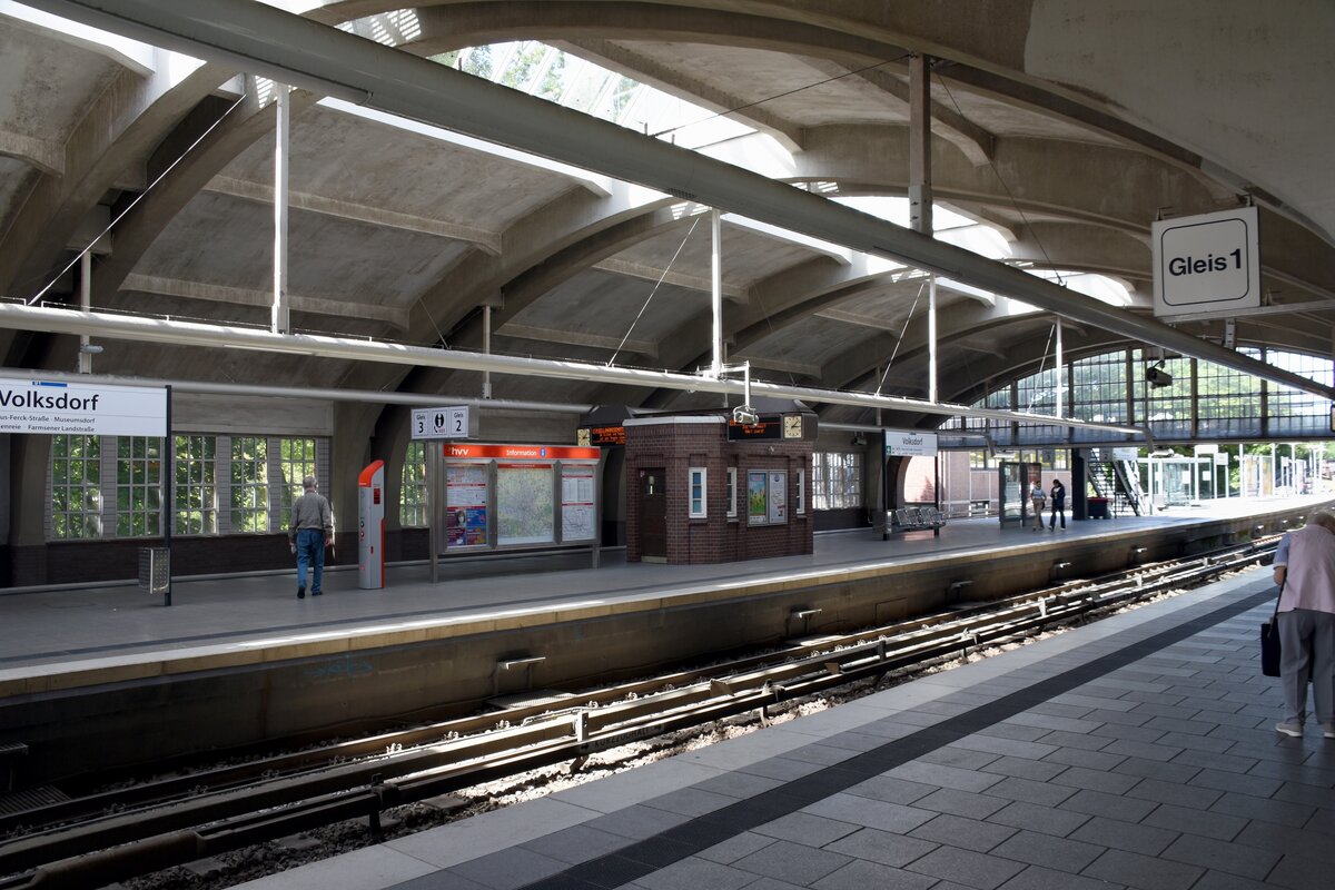 HAMBURG, 01.08.2022, Blick unter dem Bahnhofsdach vom Seitenbahnsteig des U-Bahnhofs Volksdorf (Linie U 1) auf den Inselbahnsteig
