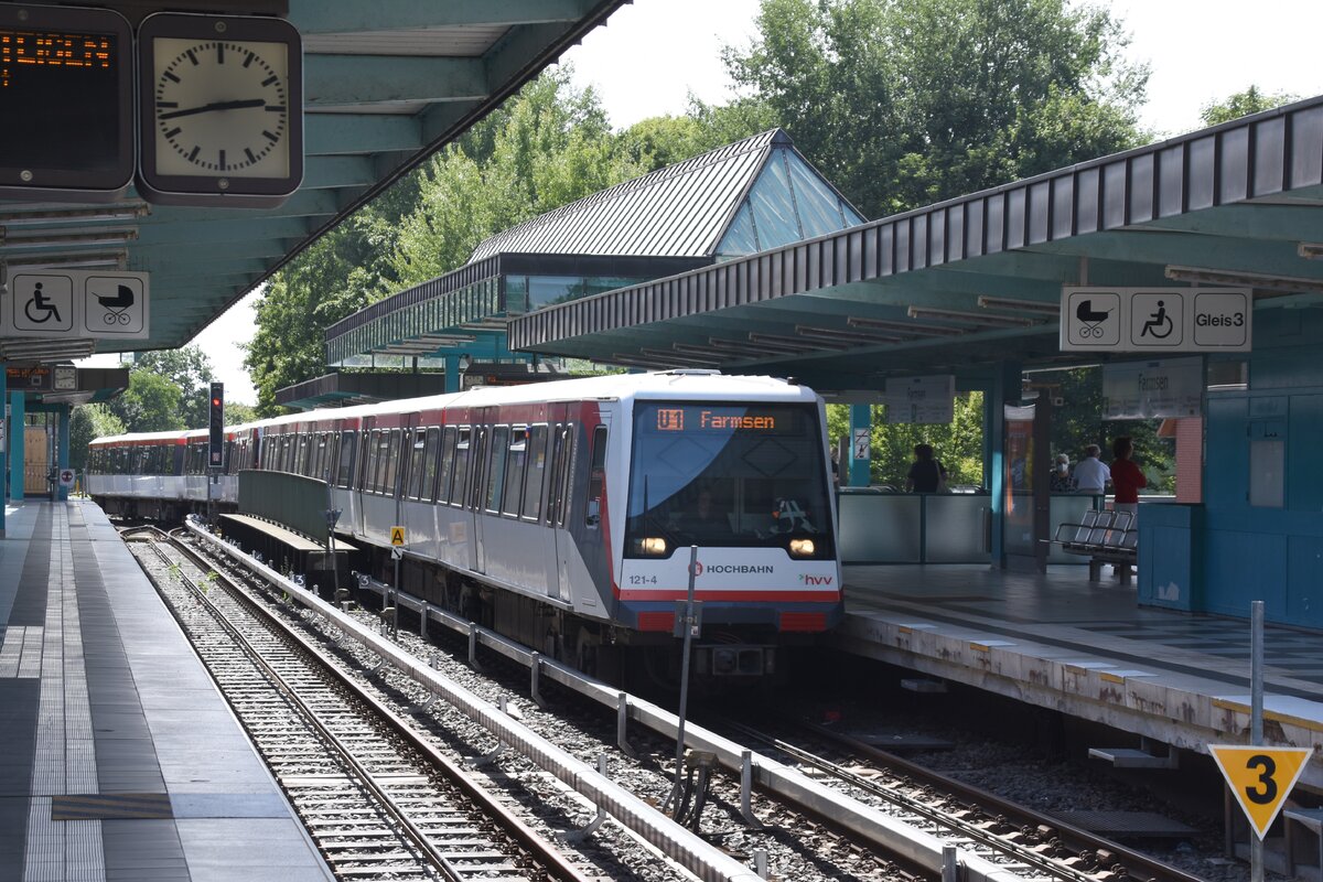 HAMBURG, 01.08.2022, ein DT4 (hier Zugeinheit 121) als U 1  bei der Einfahrt in den Zielbahnhof Farmsen (Linie U 1)