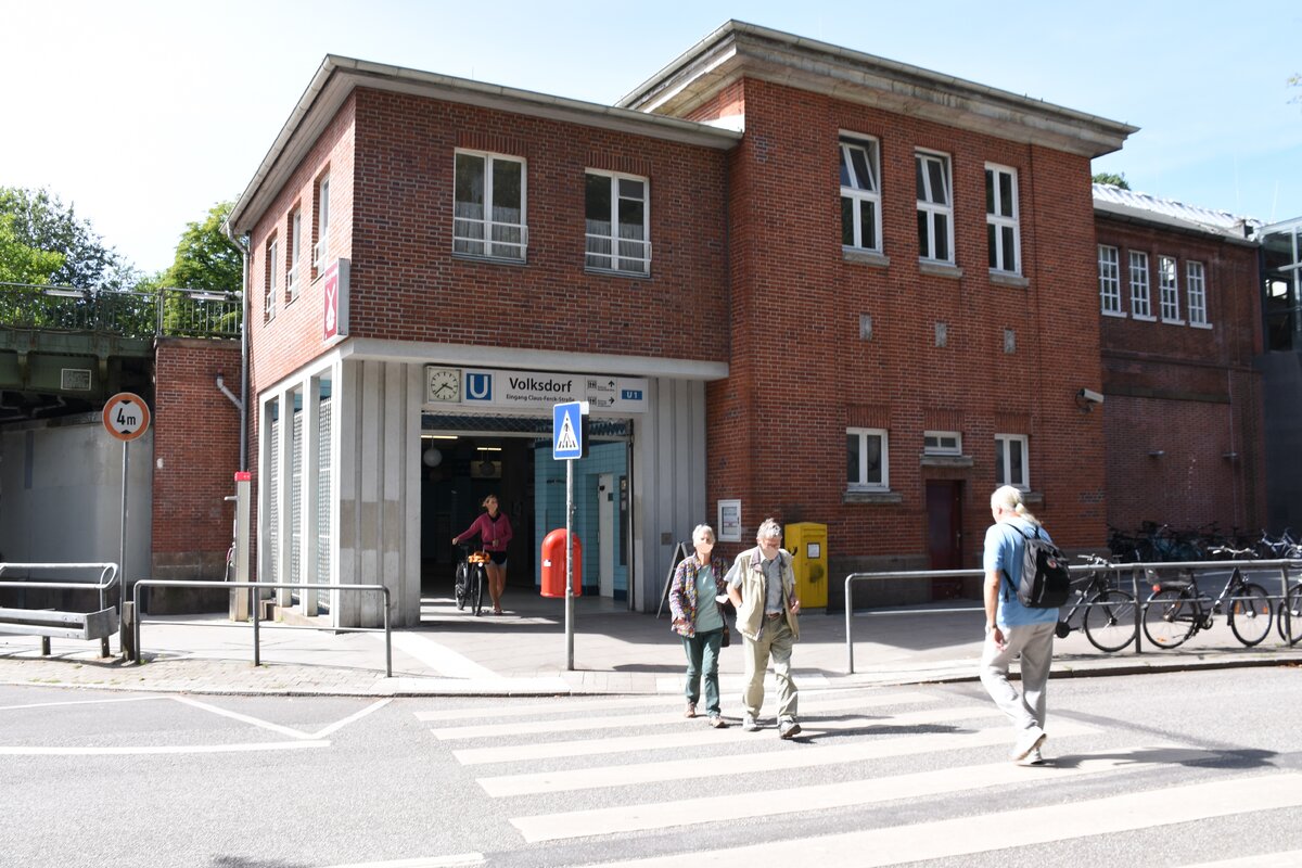 HAMBURG, 01.08.2022, das Eingangsgebäude des U-Bahnhofs Volksdorf (Linie U 1)