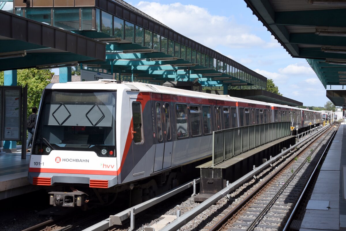 HAMBURG, 01.08.2022, eingefahrener DT4 (hier Zugeinheit 101), dessen Fahrt hier am U-Bahnhof Farmsen (Linie U1) endet