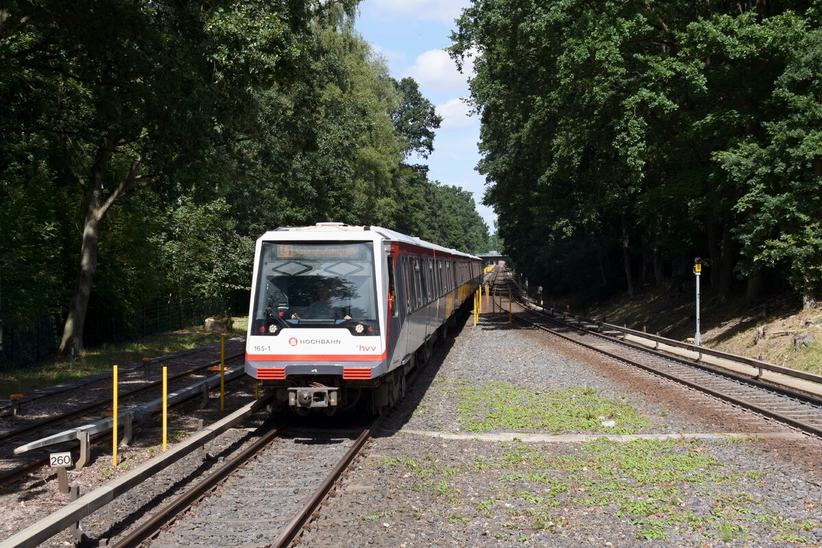 HAMBURG, 01.08.2022, U 1 nach Kellinghusenstraße bei der Einfahrt in den U-Bahnhof Oldenfelde (Linie U 1)