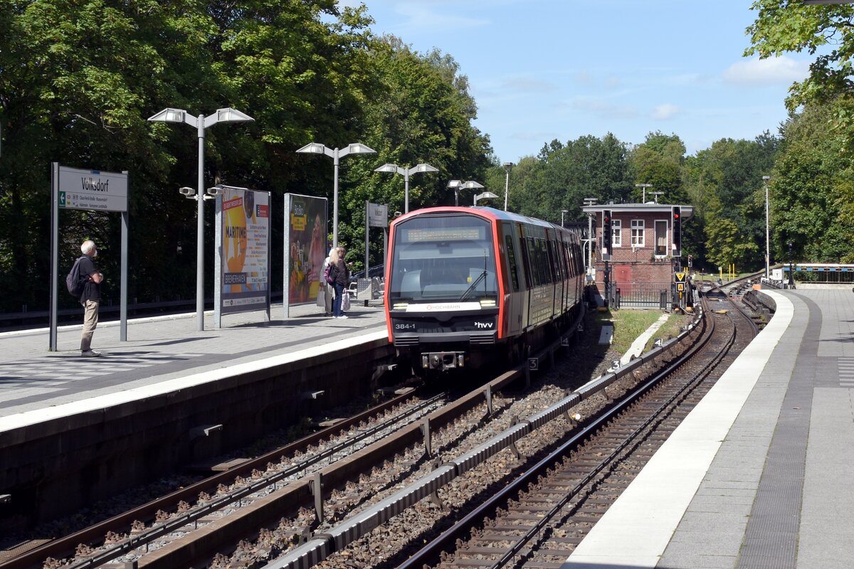 HAMBURG, 01.08.2022, U 1 nach Kellinghusenstraße bei der Einfahrt in den U-Bahnhof Volksdorf (Linie U 1)