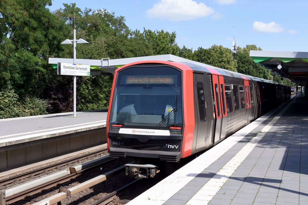 HAMBURG, 01.08.2022, U 3 von Berliner Tor und Barmbek im Zielbahnhof Wandsbek-Gartenstadt (Linien U1 und U 3)