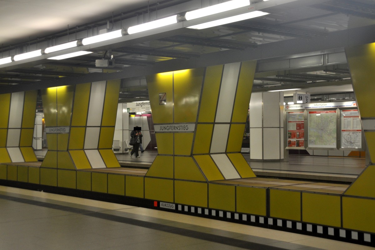 HAMBURG, 01.09.2014, U-Bahnhof Jungfernstieg (Linien U 2 und U 4)