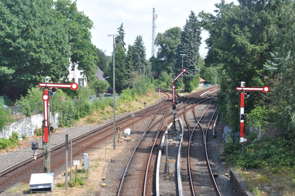 HAMBURG, 02.08.2014, Formsignale für die Zu- und Abfahrt am S-Bahnhof Blankenese (S-Bahnlinien S1 und S11)