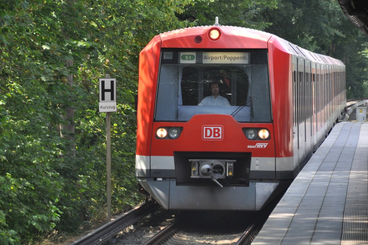 HAMBURG, 02.08.2014, S1 nach Airport/Poppenbüttel bei der Einfahrt in den S-Bahnhof Othmarschen